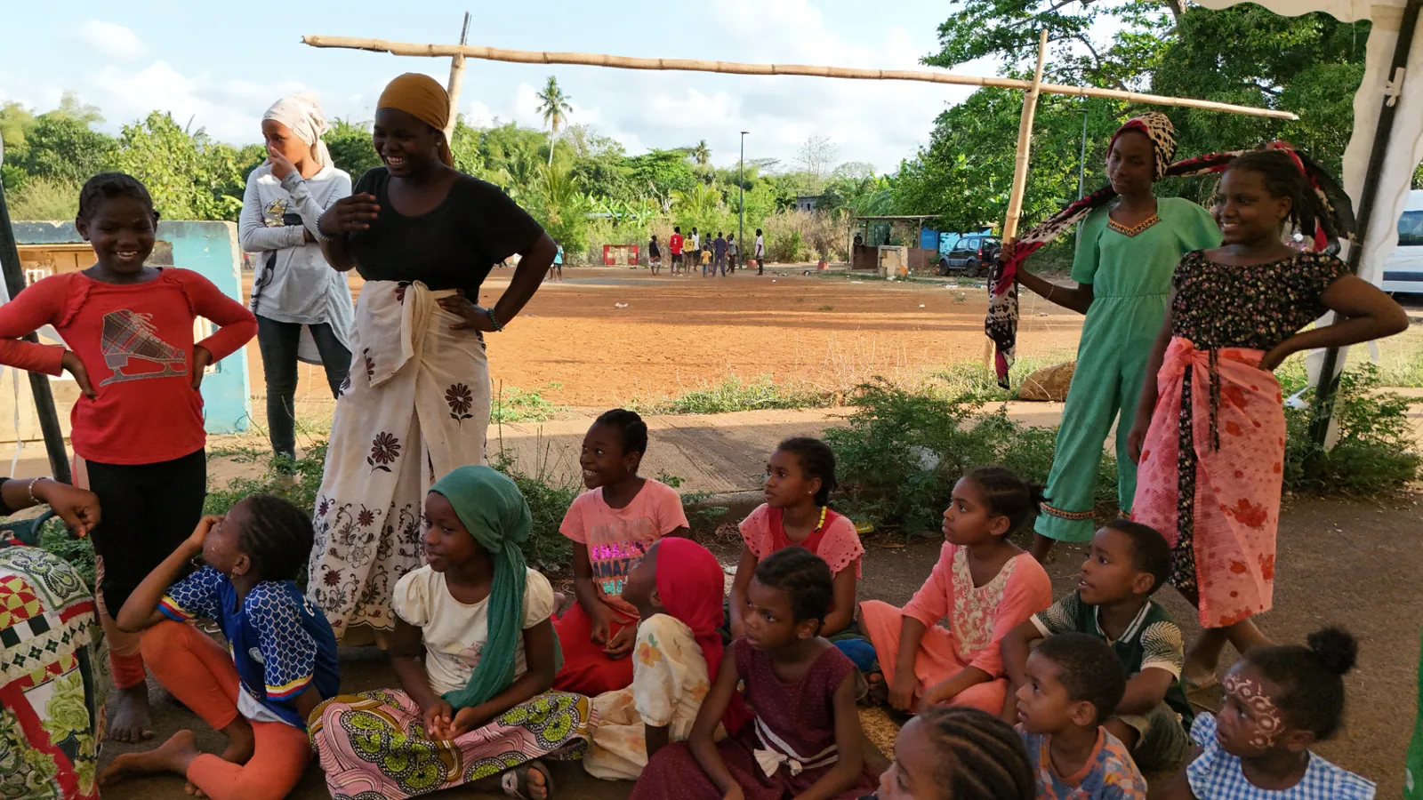 Animation avec les jeunes filles du village — partage, sourire et convivialité