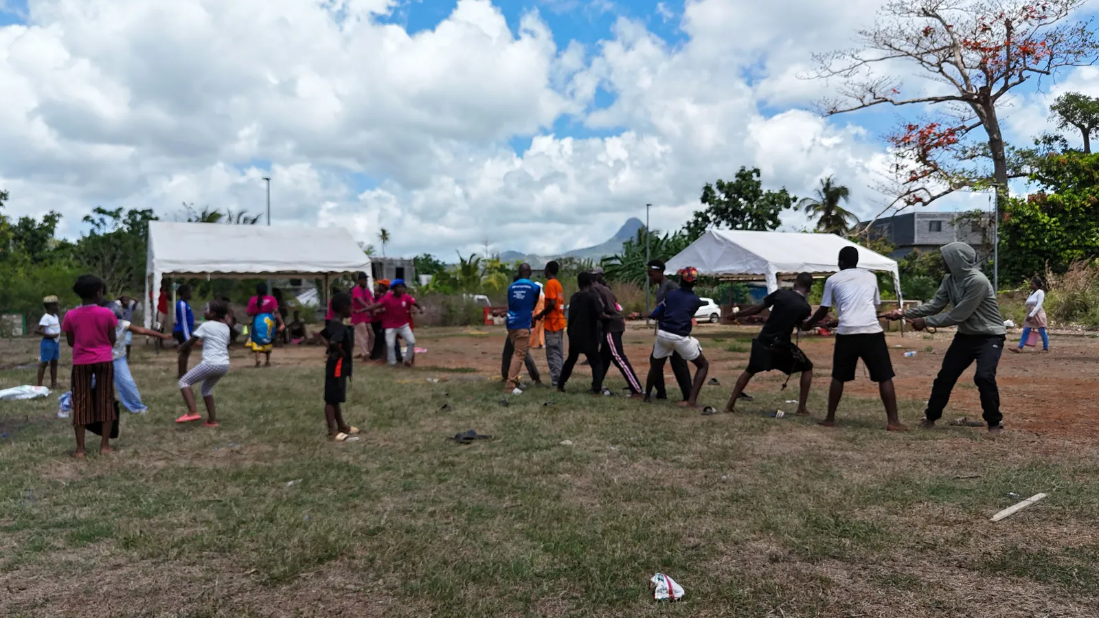 Jeu collectif en plein air avec vue sur le Choungui — ambiance de fête à Miréréni
