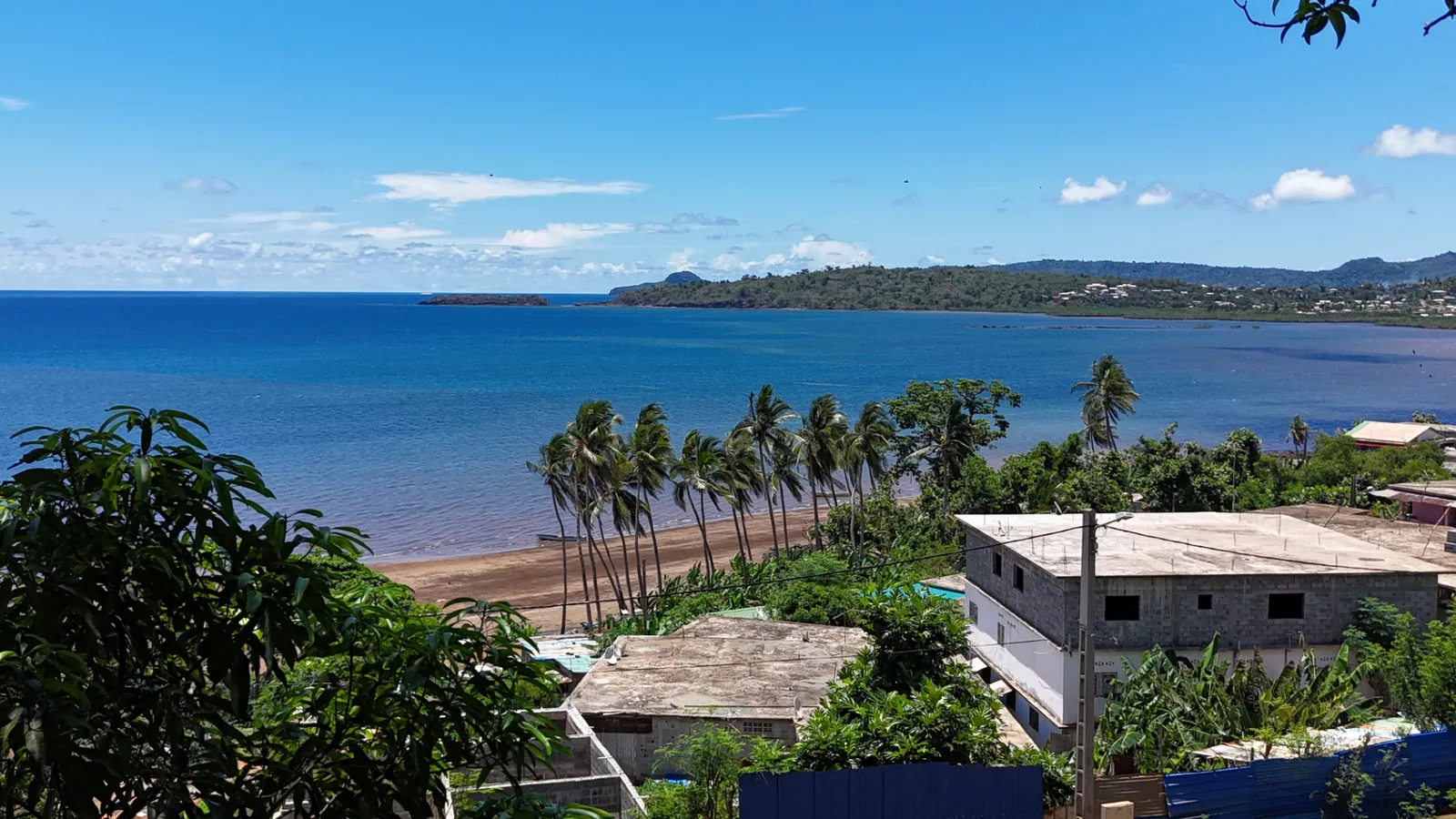 Plage de Miréréni-Bé, Chirongui — vue sur la baie et les cocotiers