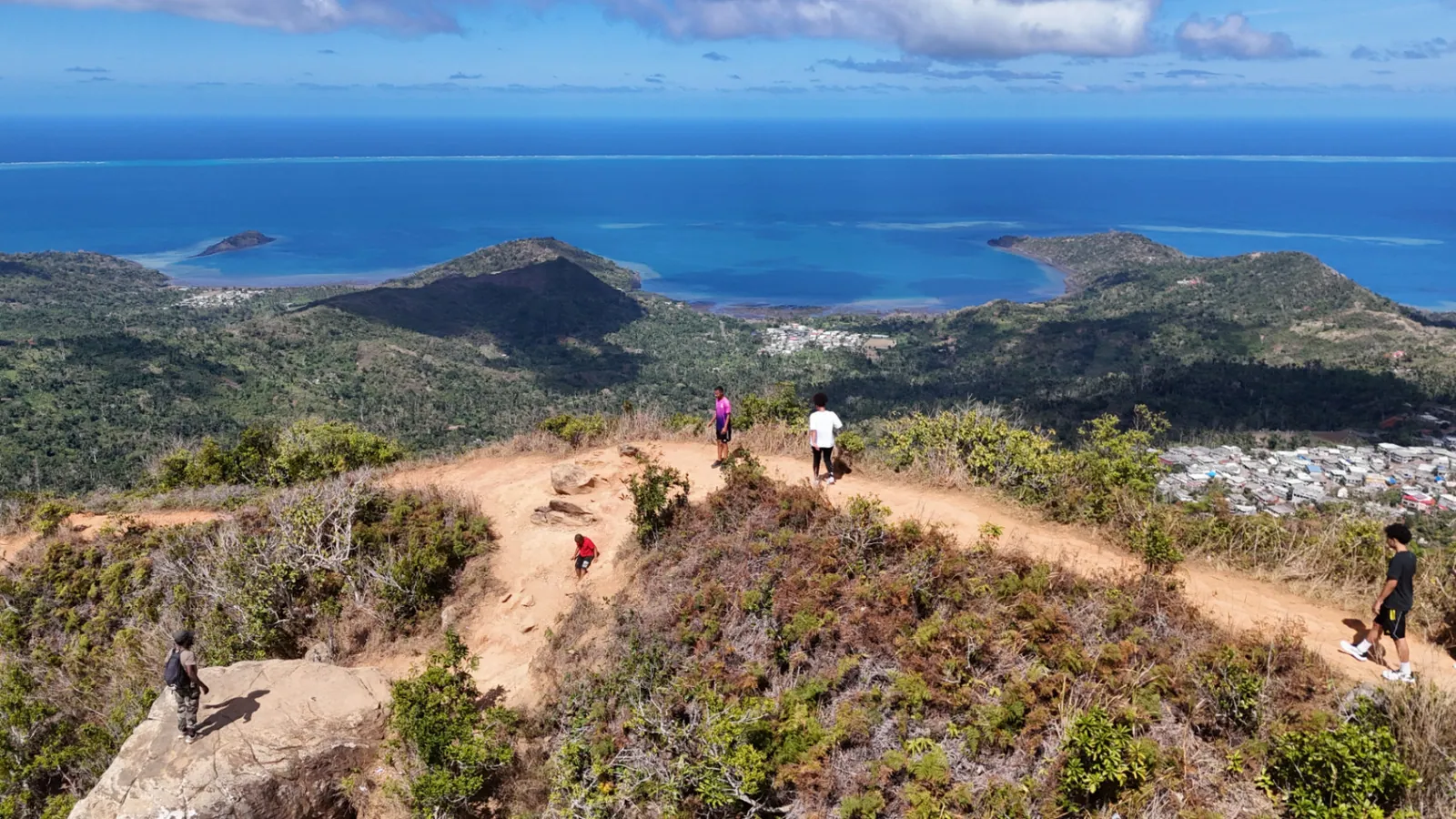Crête du Choungui — sentier de randonnée surplombant Mbouanatsa