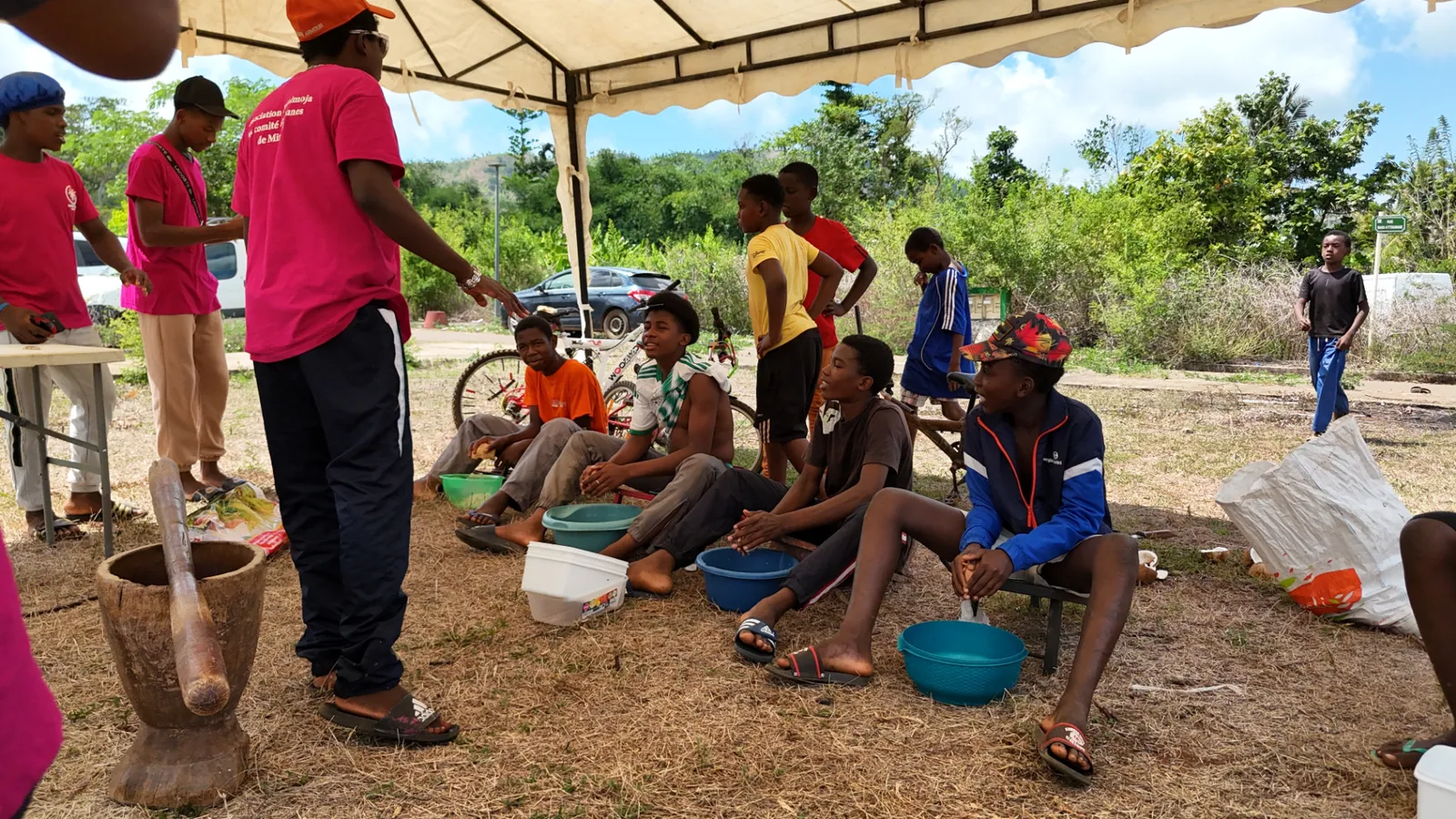 Atelier associatif animé par Ouvoimoja à Miréréni